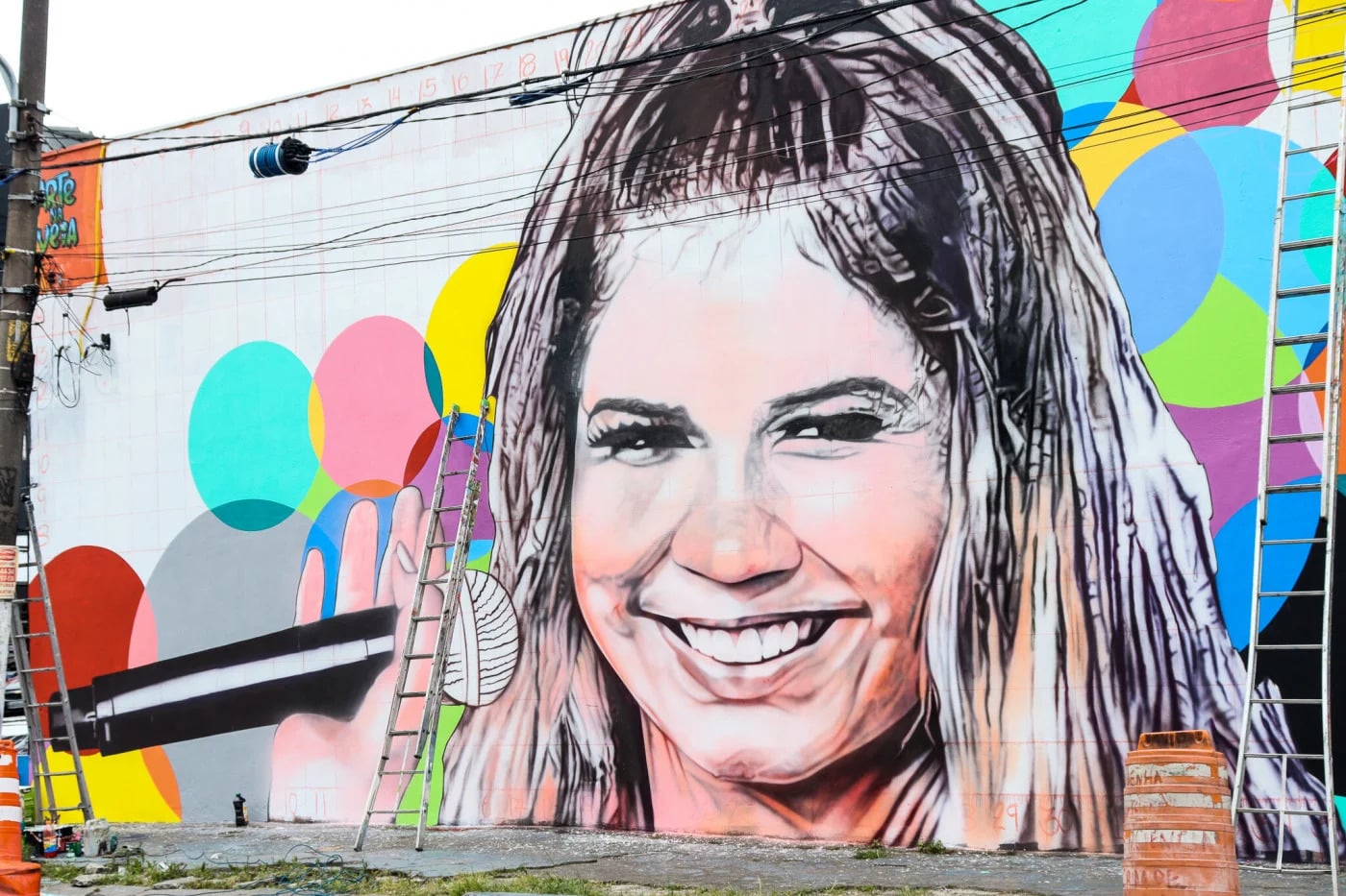 Mural de Marília Mendonça que foi vandalizado em SP é corrigido por artistas