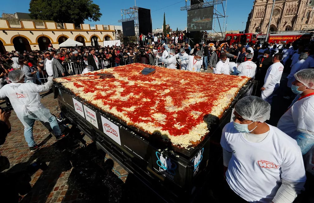 Argentinos cozinham bife à milanesa de 900 kg e dizem que é o maior do mundo