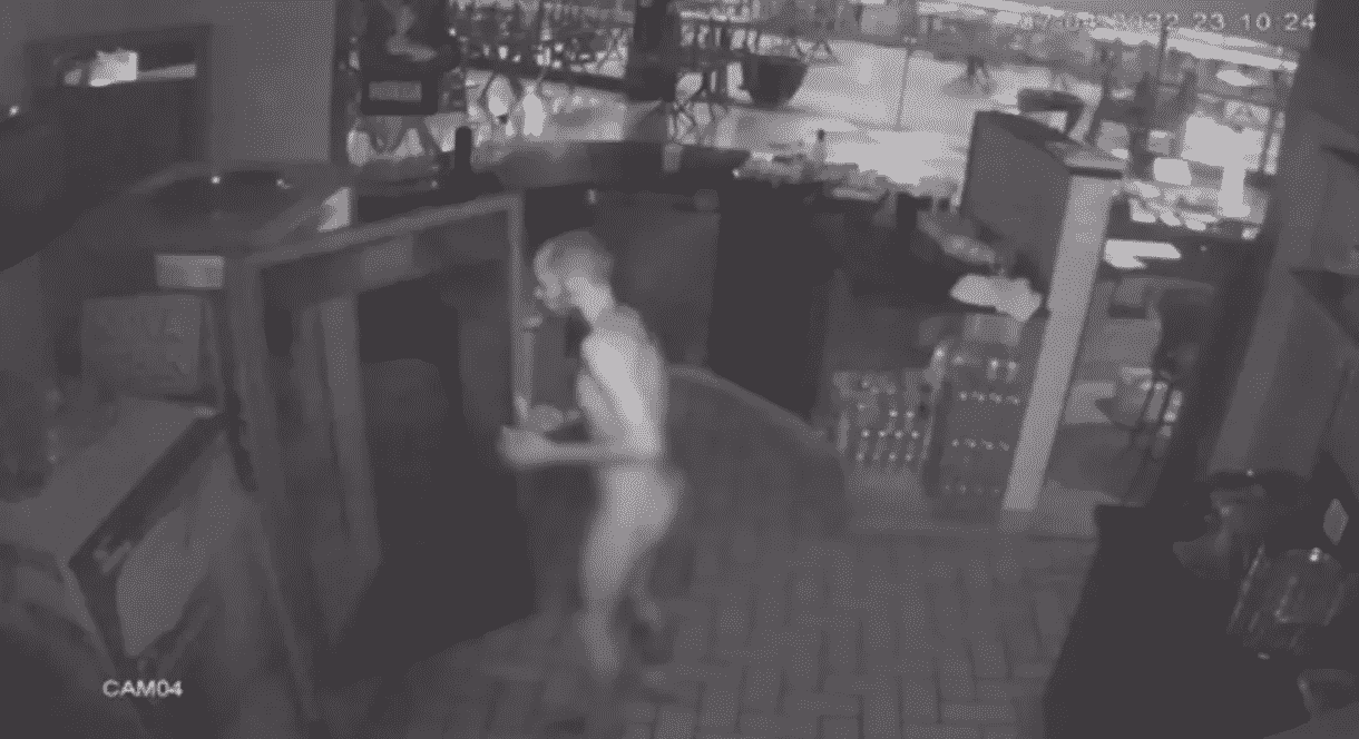 Homem nu furta restaurante em Brasília