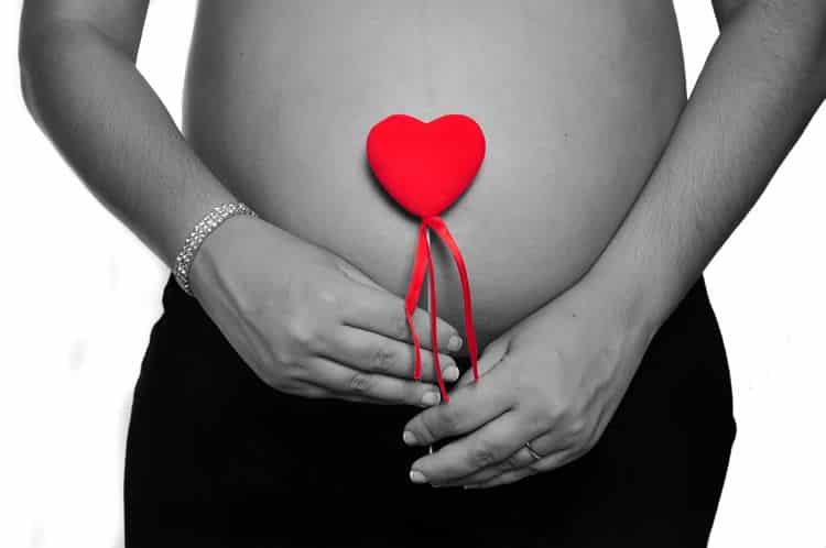 Casal reza para que coração do bebê pare de bater após aborto negado – Fatos Desconhecidos
