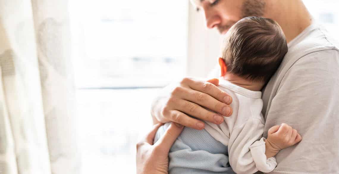 Depressão pós-parto masculina afeta milhões de pais