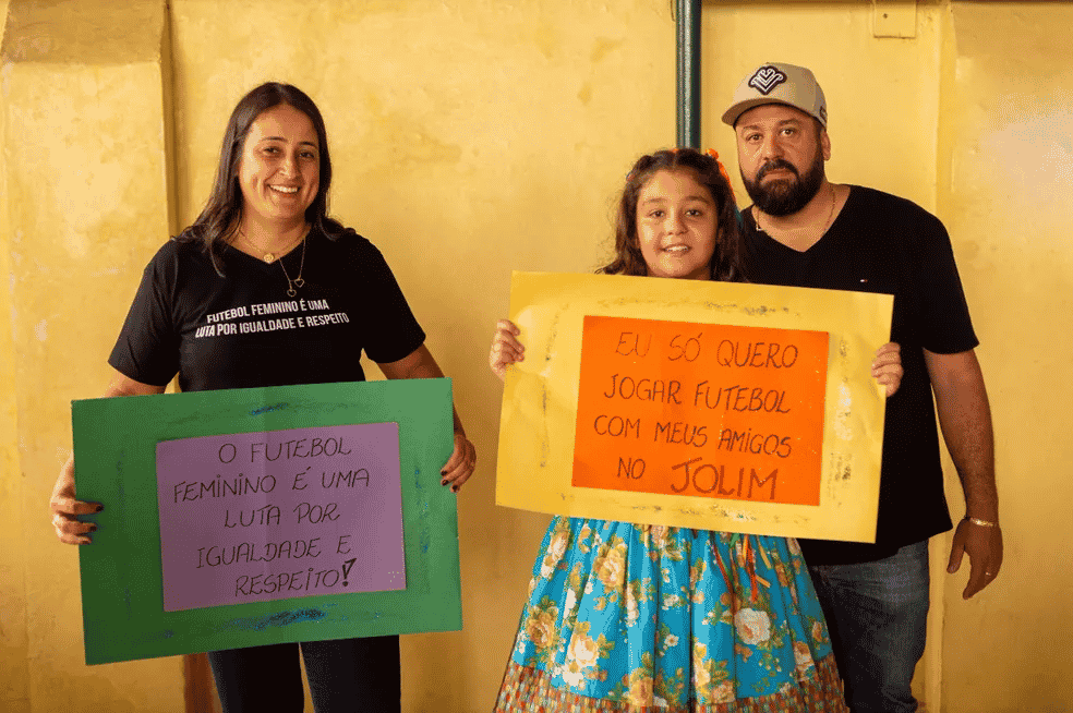 Mães e alunas fazem protesto para que meninas possam participar de futebol em escola de BH