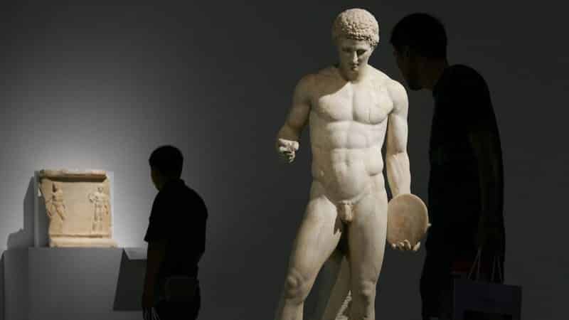 Por que artistas da Grécia Antiga retratavam genitais masculinos grandes ou pequenos?