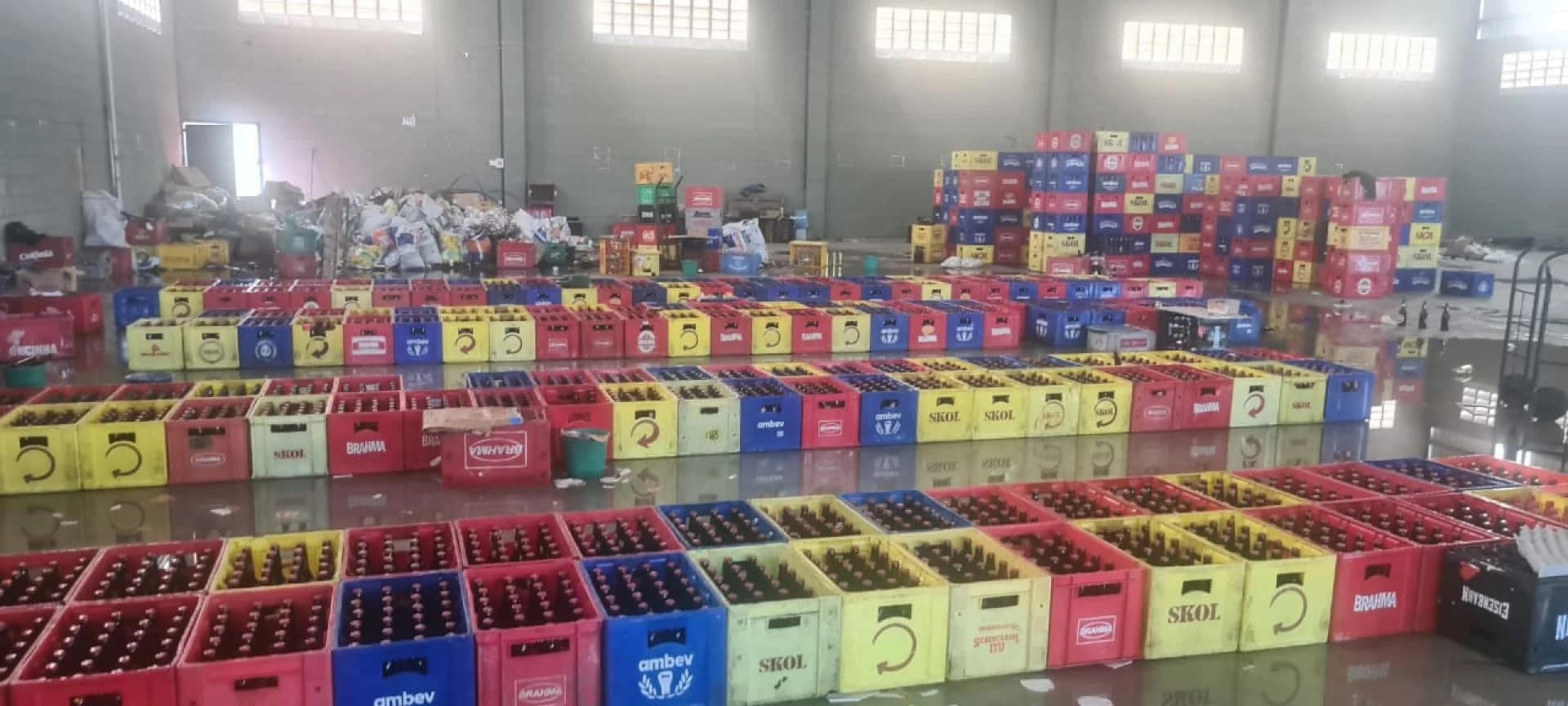 Galpão de falsificação de cerveja é fechado no Rio de Janeiro