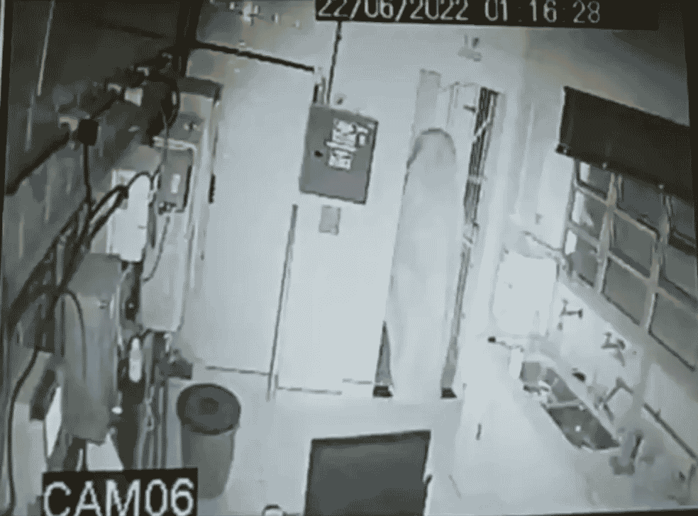 Ladrão se veste de 'fantasma' para furtar companhia de água