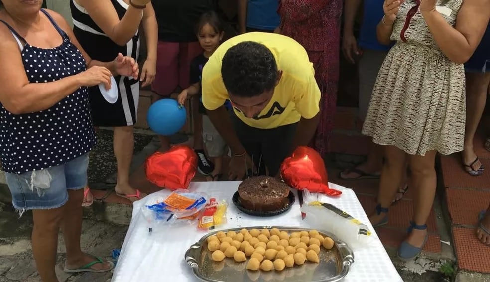 Ex-morador de rua ganha festa de aniversário pela primeira vez – Fatos Desconhecidos