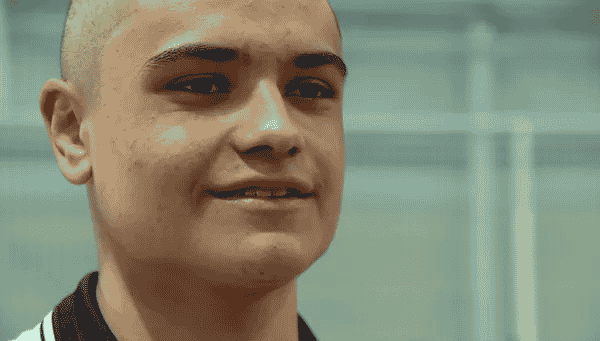 Colegas de sala raspam cabelo como apoio ao adolescente diagnosticado com câncer