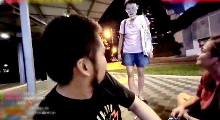 Jovens são atacados por mulher com máscara durante live