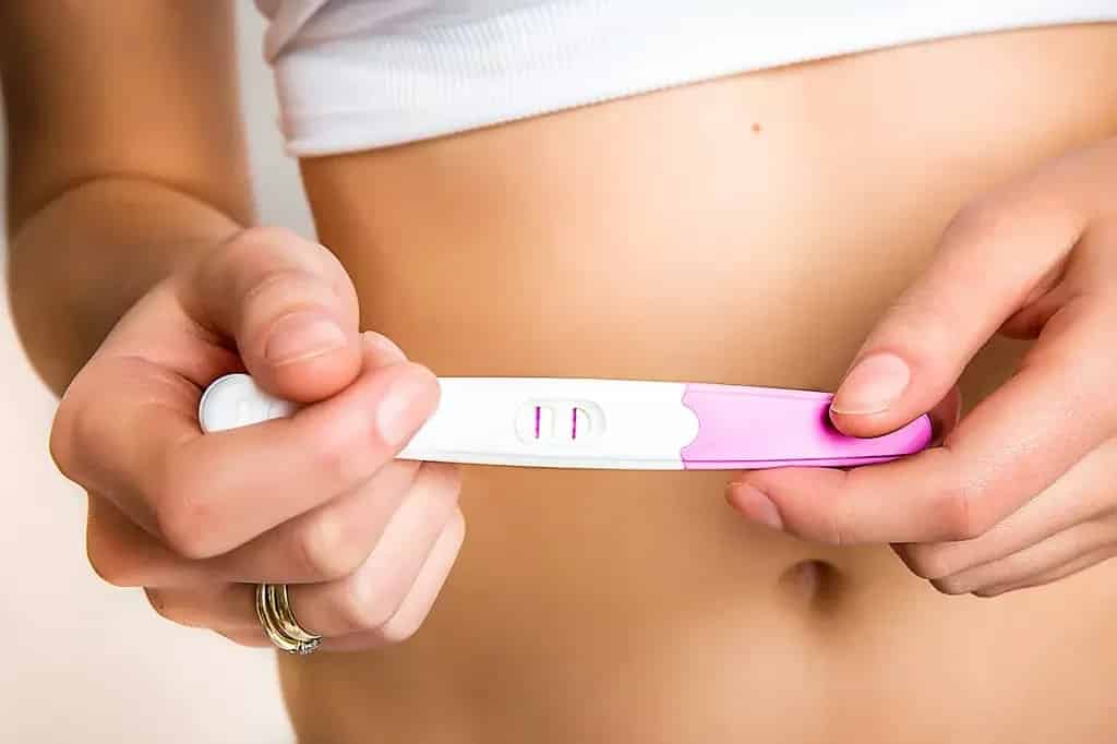 É possível engravidar menstruada ou sem fazer sexo com penetração?