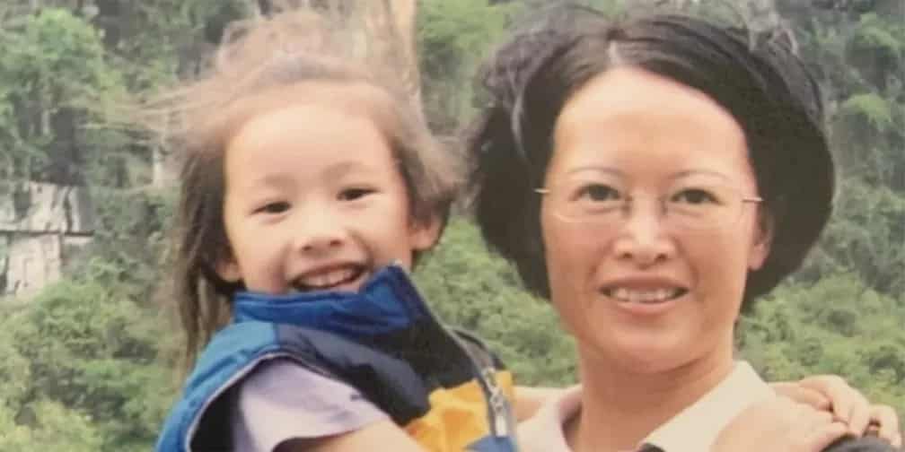 Jovem descobre que mãe falecida foi professora do namorado