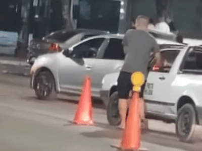 Homem empurra carro em blitz