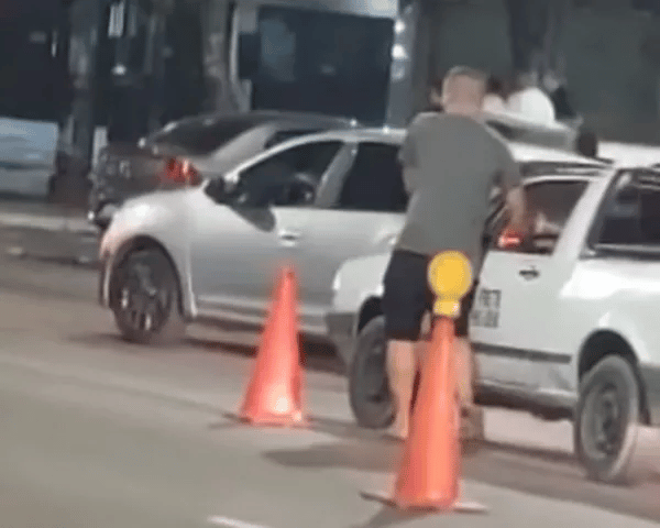 Homem empurra carro em blitz