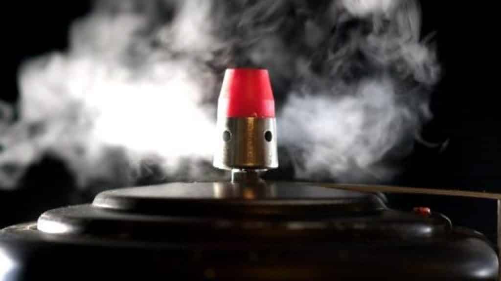 Panela de pressão explode, destrói fogão e faz tampa ficar presa no teto