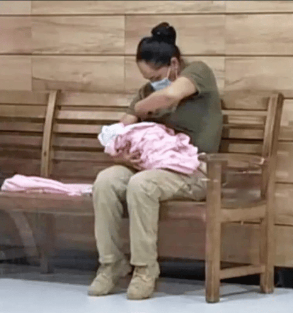 sargento amamentando bebê de tráfico infantil