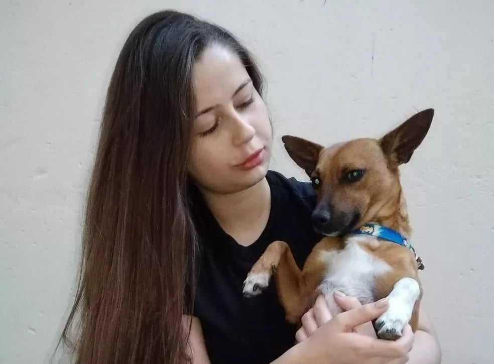 Thaís com o cachorro de estimação