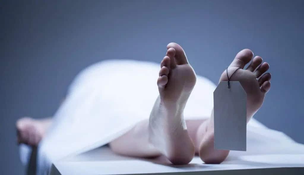Tocar em mortos durante o velório faz mal à saúde?