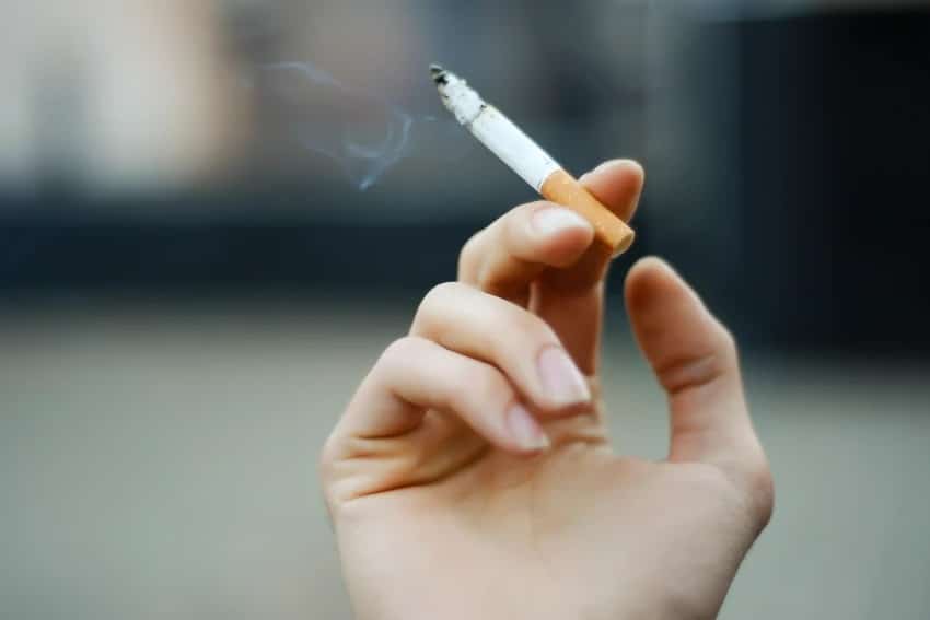 Médica brasileira cria técnica que ajuda as pessoas a pararem de fumar cigarro