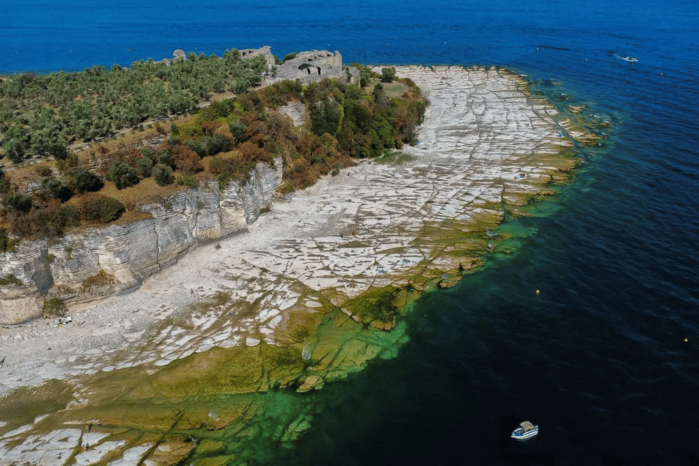 Seca intensa na Itália revela praia rochosa em lago