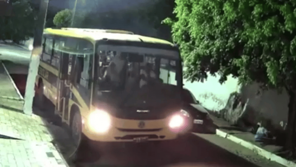 Ônibus escolar quase se envolve em acidente