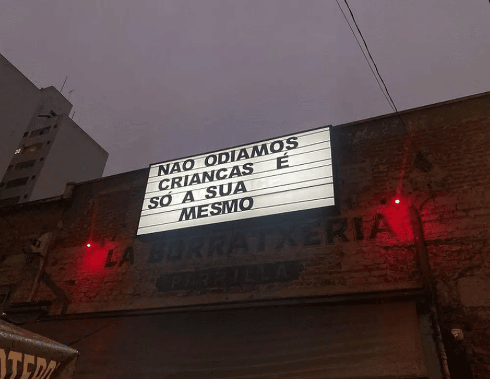 Bar de SP que encenou violência contra mulher instala placa contra crianças