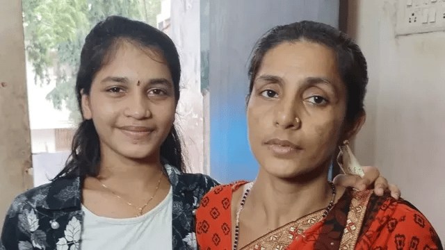 Pooja e sua mãe após sequestro