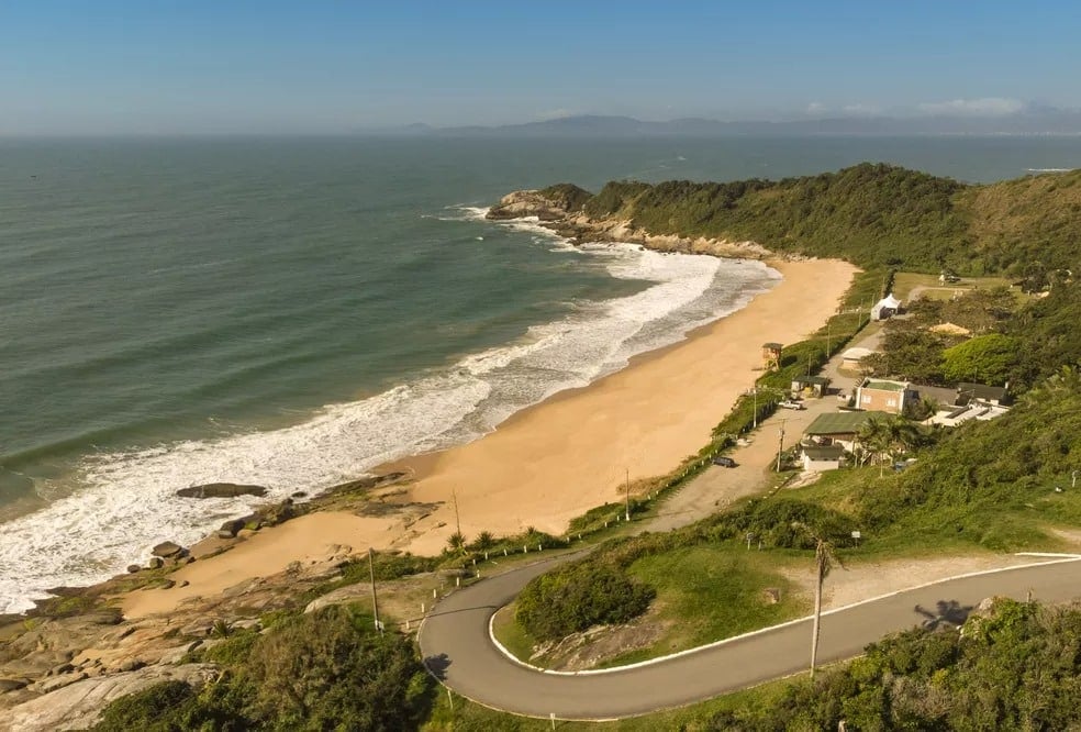 As oito praias de nudismo no Brasil