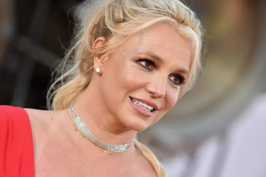 Britney Spears revela que reza para os pais queimarem no inferno