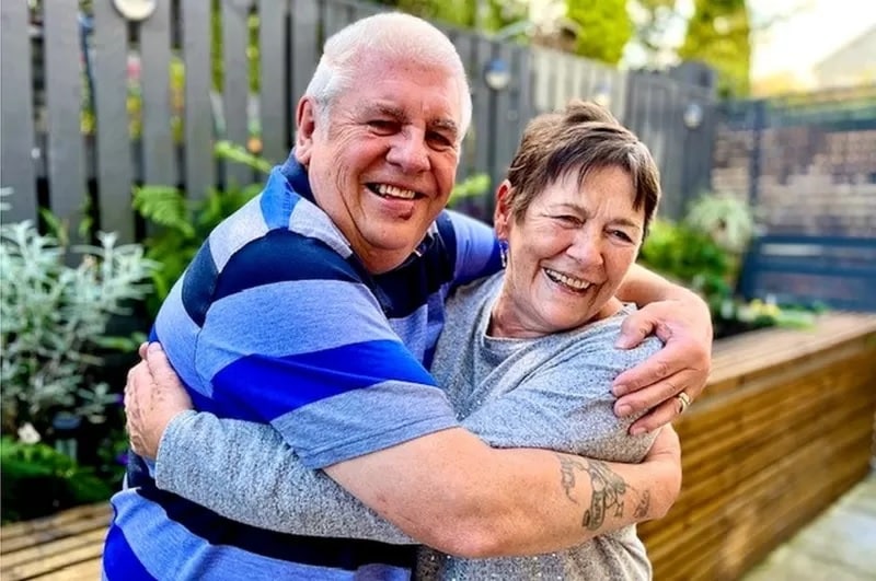 Casal se casa 20 anos depois de terem sido trocados quando bebês