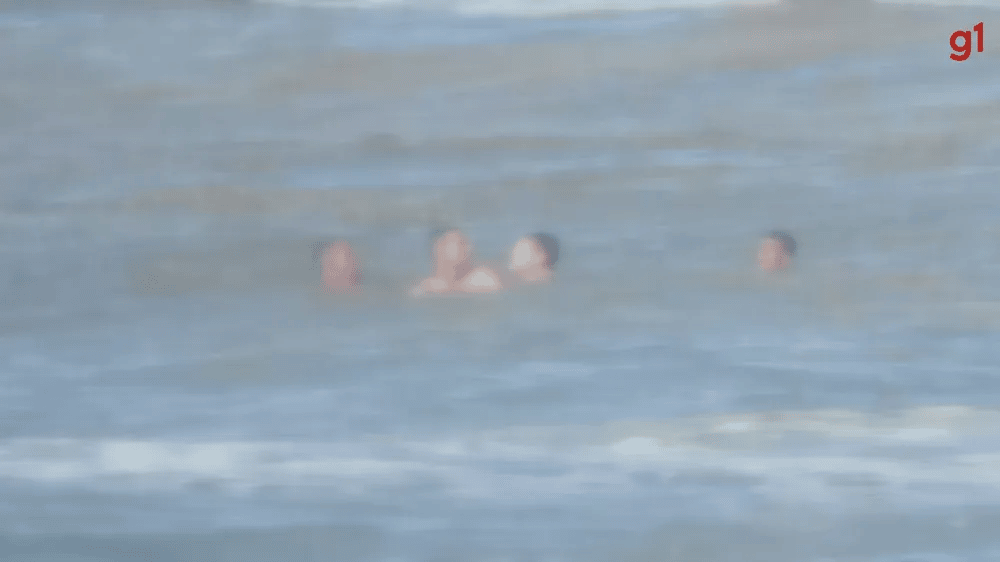 Bombeiro salva pai e dois filhos que estavam sendo arrastados pelo mar em SP