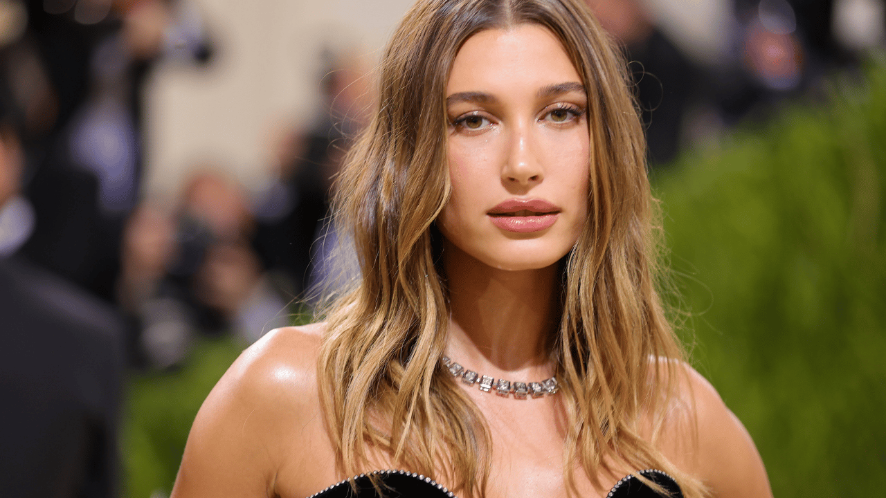 Hailey Bieber, esposa de Justin, tem mãe brasileira e “Minas Gerais” tatuado