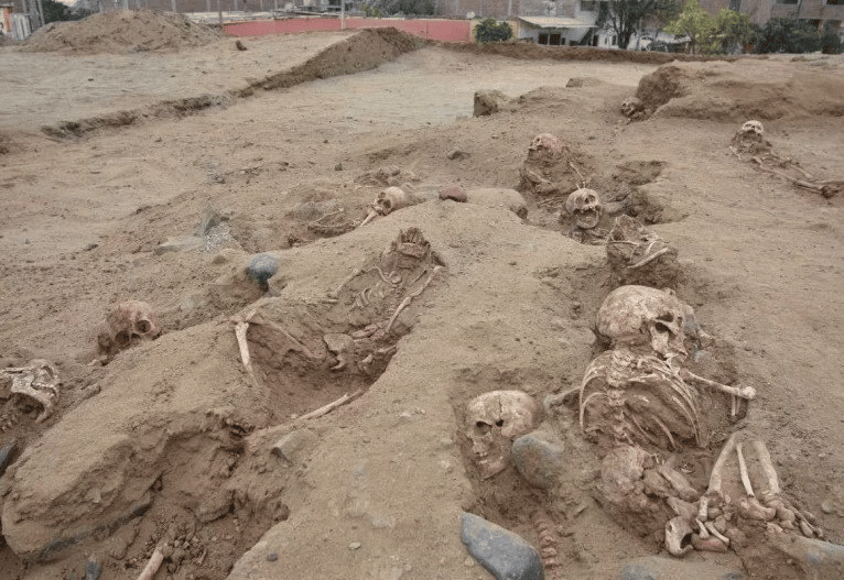 Túmulos de sacrifício em Peru