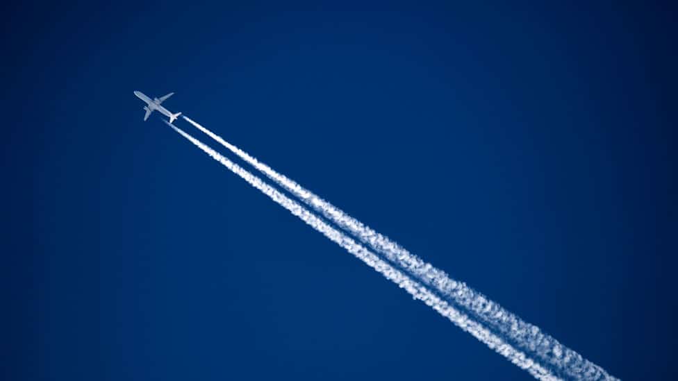 Como se formam os ‘rastros de nuvem’ que aviões deixam no céu?