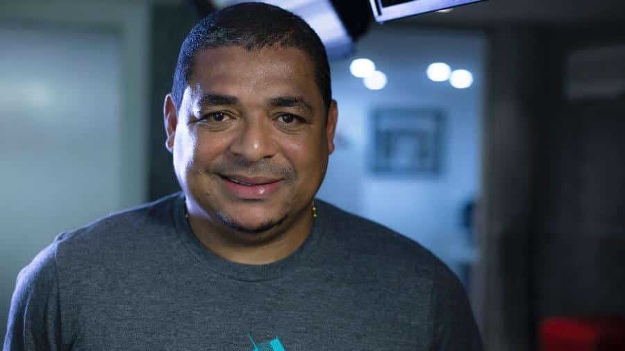 Ação na Justiça cobra R$ 495 mil de Vampeta em pensão alimentícia para filhas
