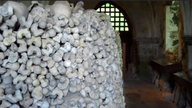 Igreja medieval abriga mais de 4 mil esqueletos em cripta