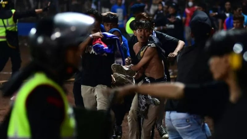 Torcedores são esmagados e morrem nos braços de jogadores em estádio na Indonésia