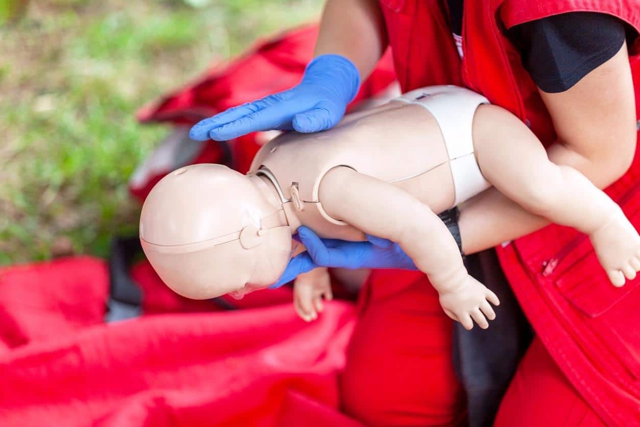 socorro bebê manobra de heimlich