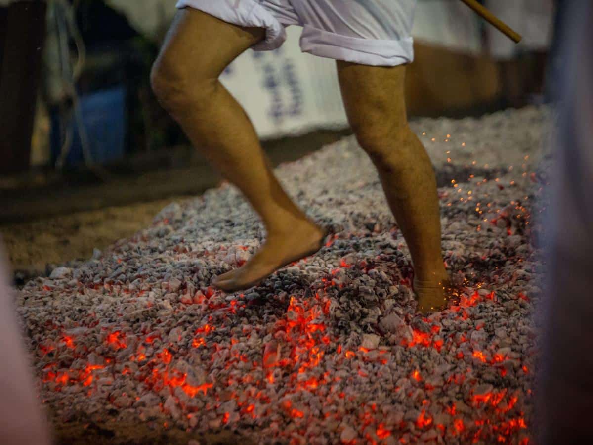 caminhar sobre brasas ardentes