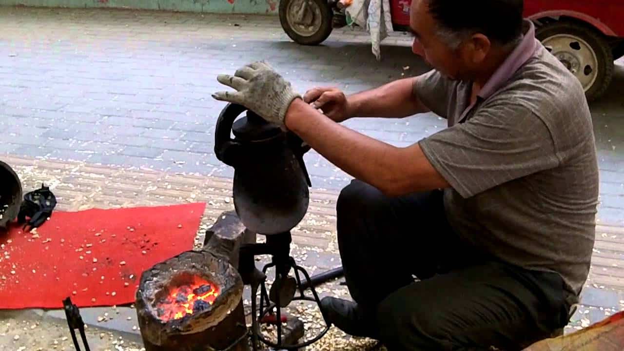Homem usando canhão de pipoca chinês