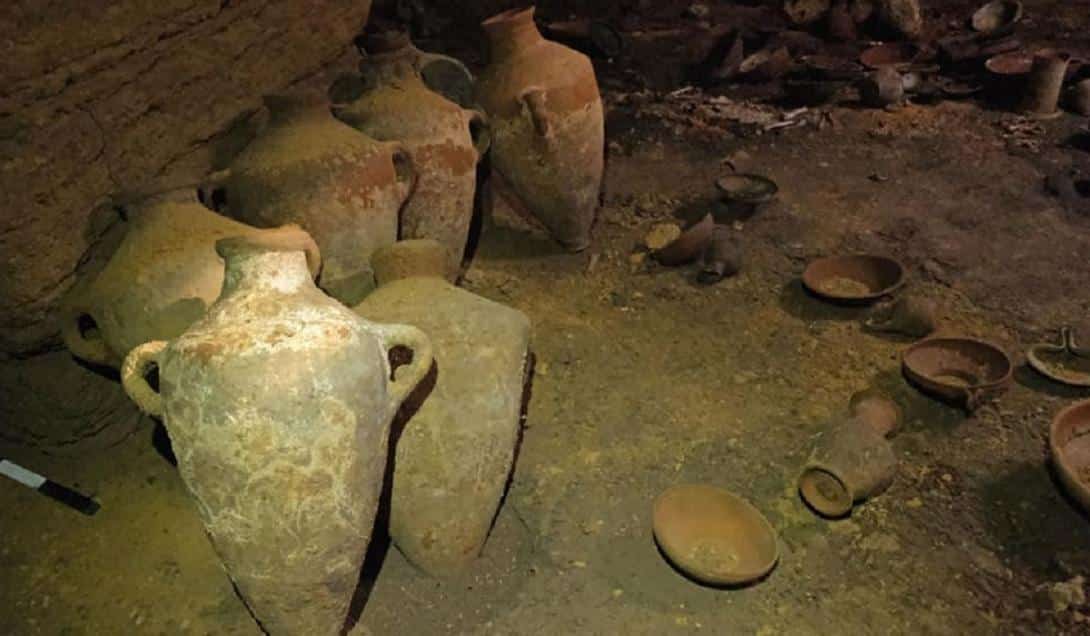 caverna com objetos da época de Êxodo em Israel