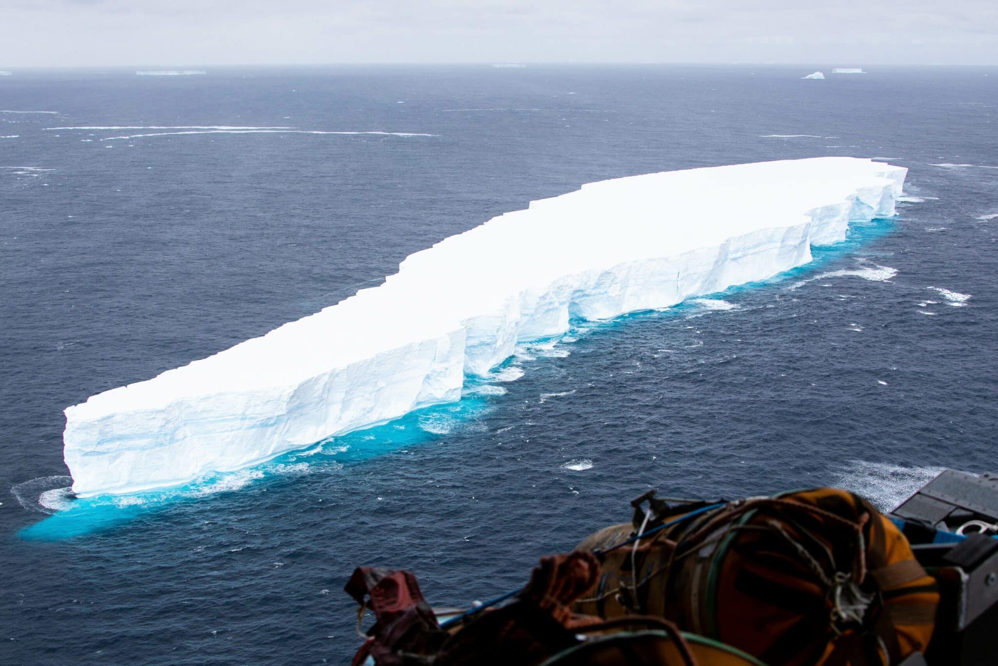 Iceberg vira repentinamente e quase esmaga exploradores no Polo Norte