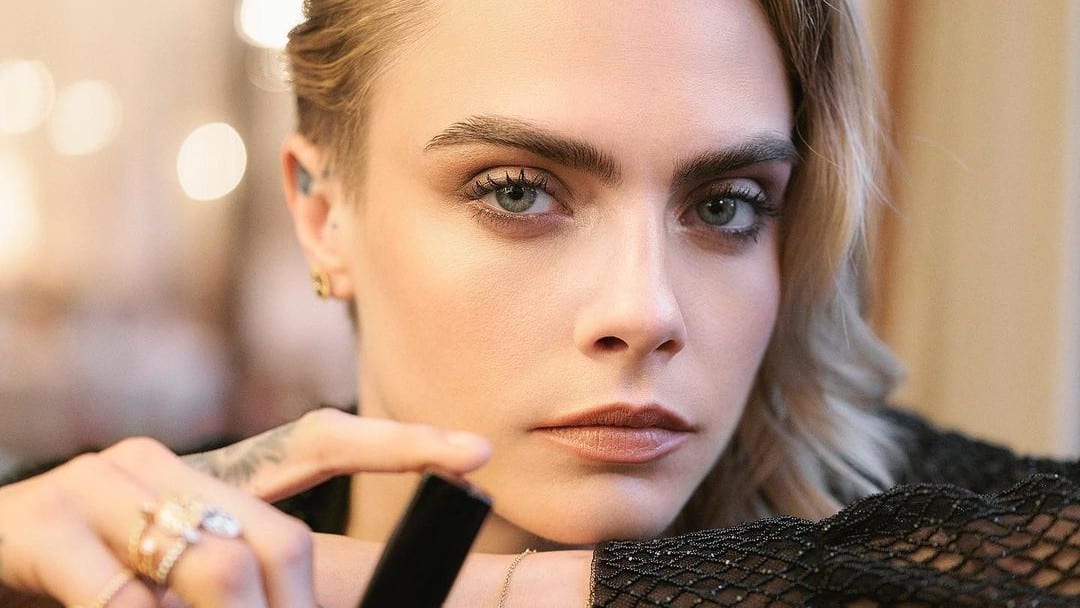 Cara Delevingne admite vício em pornografia: ‘Fiquei completamente insensível’