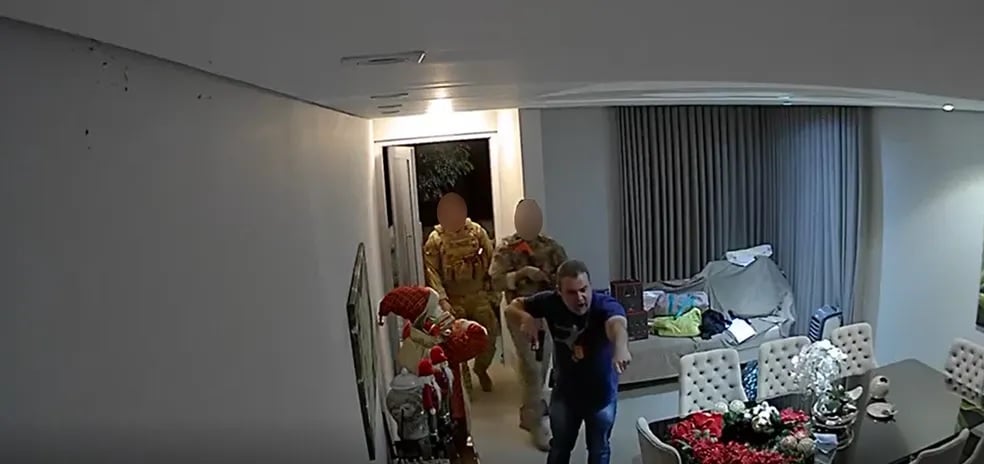 Delegado é afastado por corregedoria da Polícia Civil após invadir casa de mulher