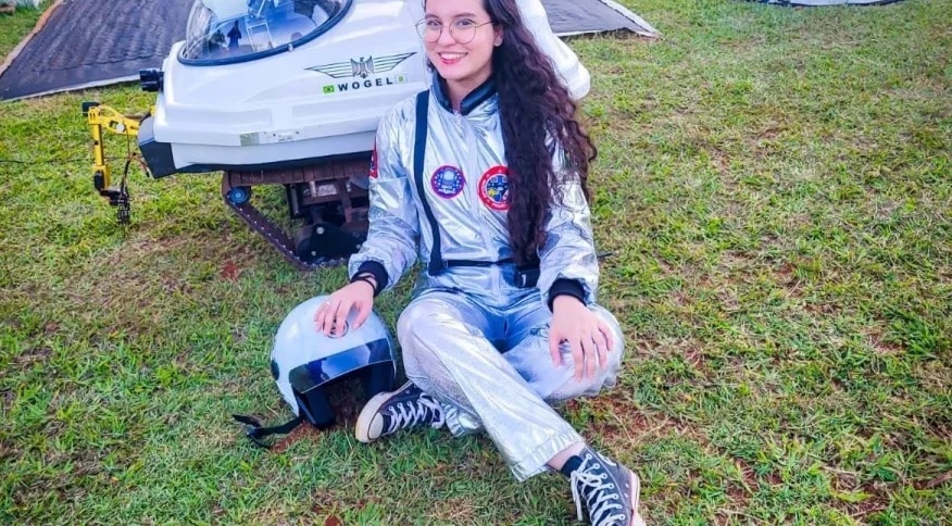 Jovem brasileira de 19 anos descobre asteroide e é reconhecida pela NASA