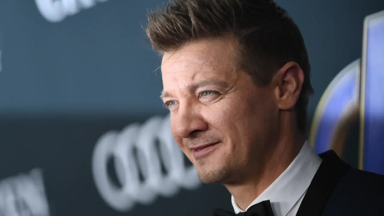 Após acidentes e cirurgia, irmã de Jeremy Renner faz updates sobre seu estado de saúde