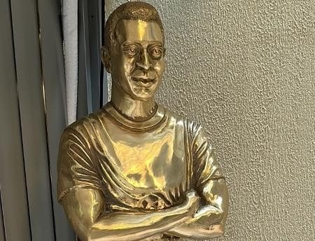 Confira detalhes do Mausoléu de Pelé, com 200m², grama artificial e decoração especial