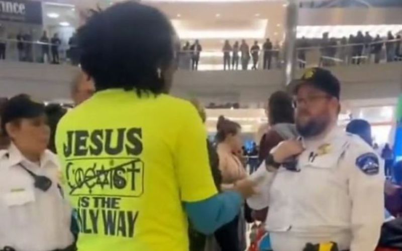 Homem é ameaçado de expulsão de shopping nos EUA após usar camisa escrito “Jesus Salva”