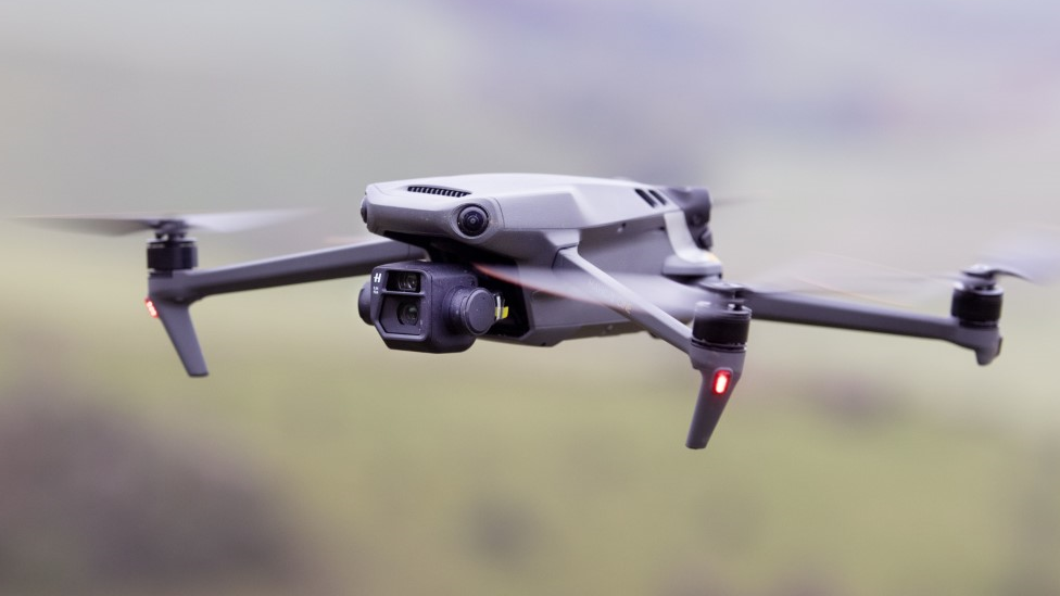 Drone guia sobreviventes para um lugar seguro após ataque na Ucrânia
