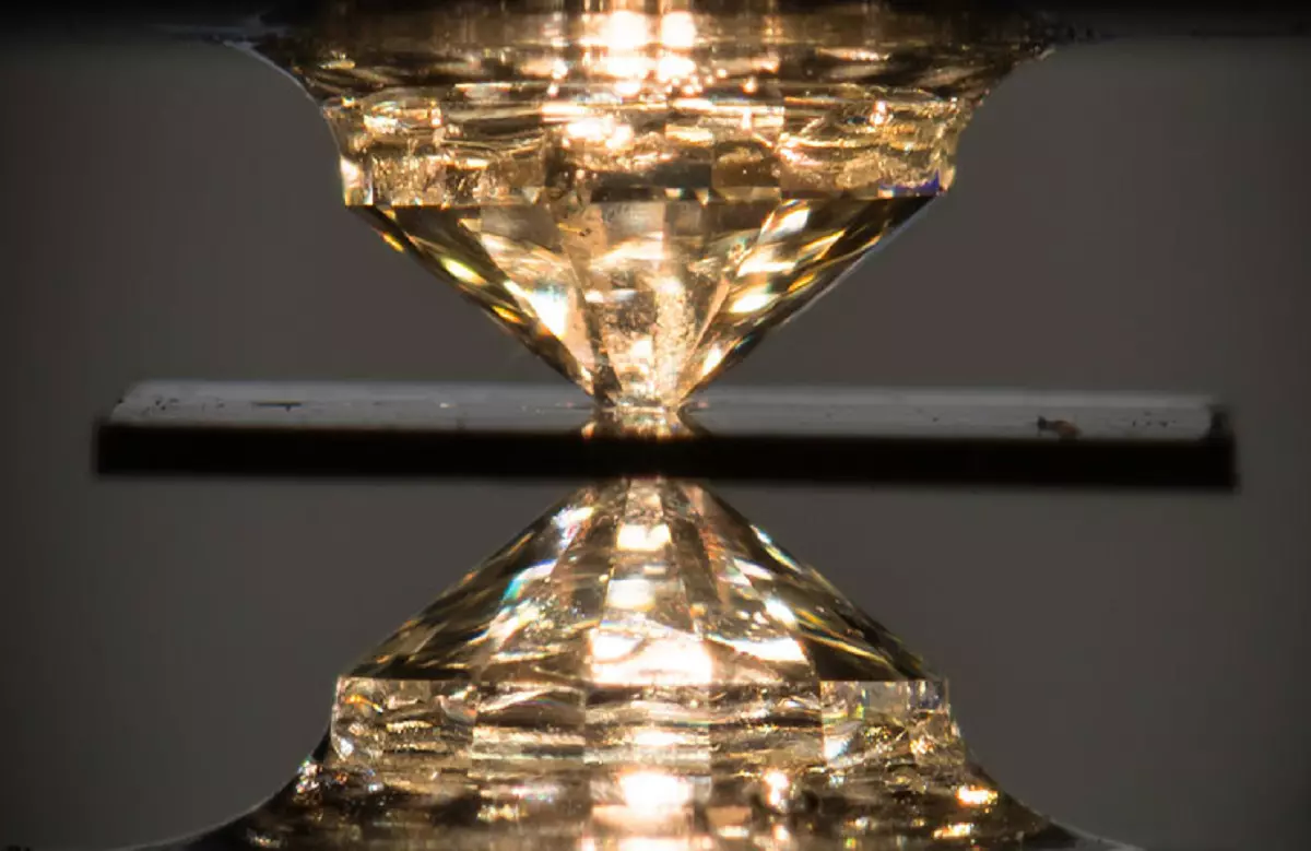 Pesquisadores descobrem novo material supercondutor que pode revolucionar a fabricação de baterias