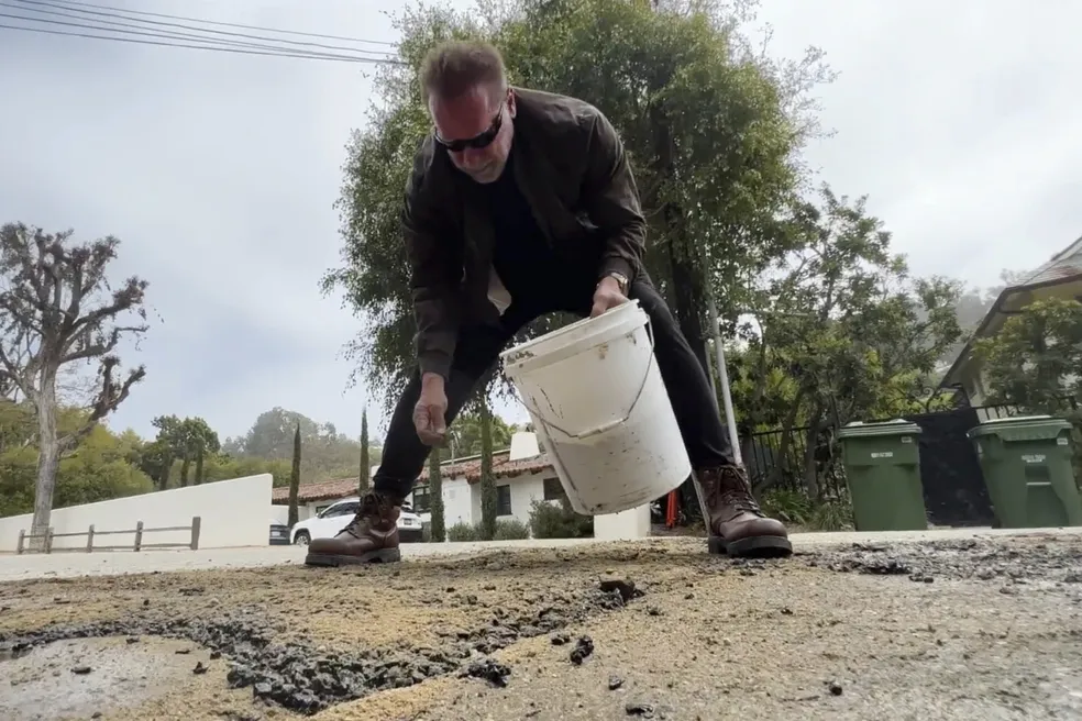 Arnold Schwarzenegger decide cobrir buraco por conta própria no bairro onde mora