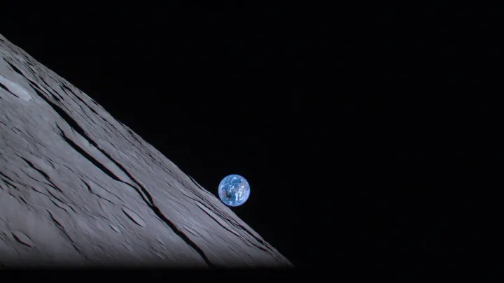Equipamento japonês capta eclipse solar e Terra “nascendo” atrás da Lua